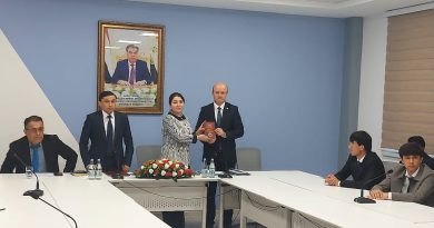 Вохурии судманд бо устодону дониҷӯёни Донишгоҳи байналмилалии сайёҳӣ ва соҳибкории Тоҷикистон