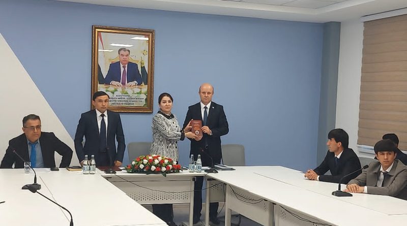 Вохурии судманд бо устодону дониҷӯёни Донишгоҳи байналмилалии сайёҳӣ ва соҳибкории Тоҷикистон